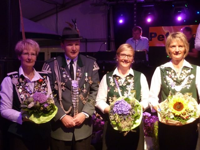 Würdenträger 2014 (v. li.): Glücksordengewinnerin Iris Quast, Bestez Mann Joachim Recht, Beste Dame Wiebke Ropers und die neue Königin Silke Ellerbrock