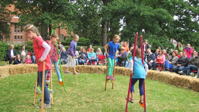 Die Stelzenläuferinnen zeigen ihre Choreographie | Foto: Kirchengemeinde Apensen
