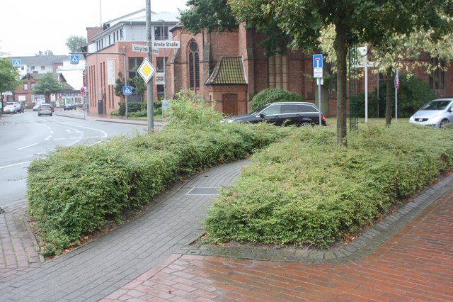 Problematisch: Radfahrer, die der Hamburger Straße nach links folgen wollen, werden in den Rabatten zunächst in eine Rechtskurve gezwungen