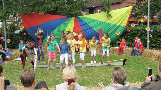 Zirkusvorstellung im Gemeindehausgarten: Die Akrobatinnen balancieren auf der Slackline | Foto: Kirchengemeinde Apensen