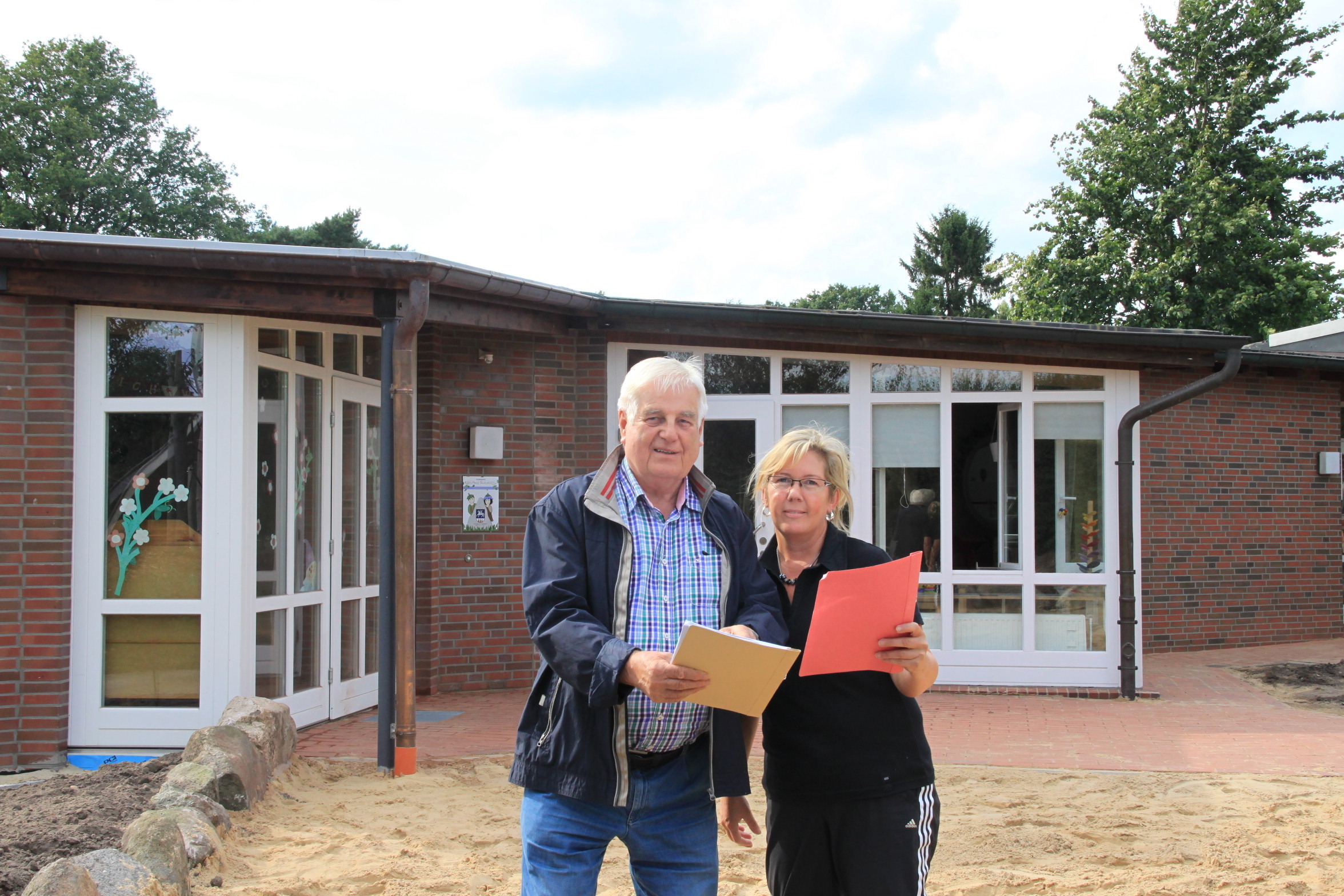 Vor dem neu gestalteten „Kinnerhuus“: Bürgermeister Heinz Mügge und Kindergartenleiterin Petra Borchardt