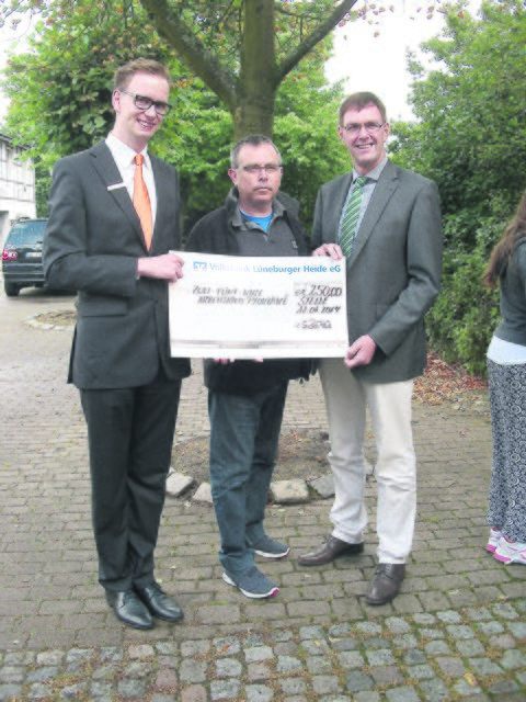 Die Volksbank Lüneburger Heide spendete 250 Euro für einen Ausflug
