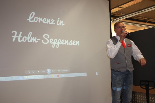 Ralf Lorenz begrüßte die Gäste mit einem Film über die Firmengeschichte