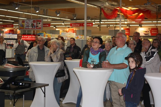 Zahlreiche Gäste kamen zur Vorab-Eröffnung in den Rewe-Markt