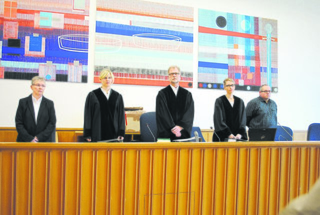 Richter Berend Appelkamp (Mitte) beim Prozessauftakt mit Beisitzern und Geschworenen