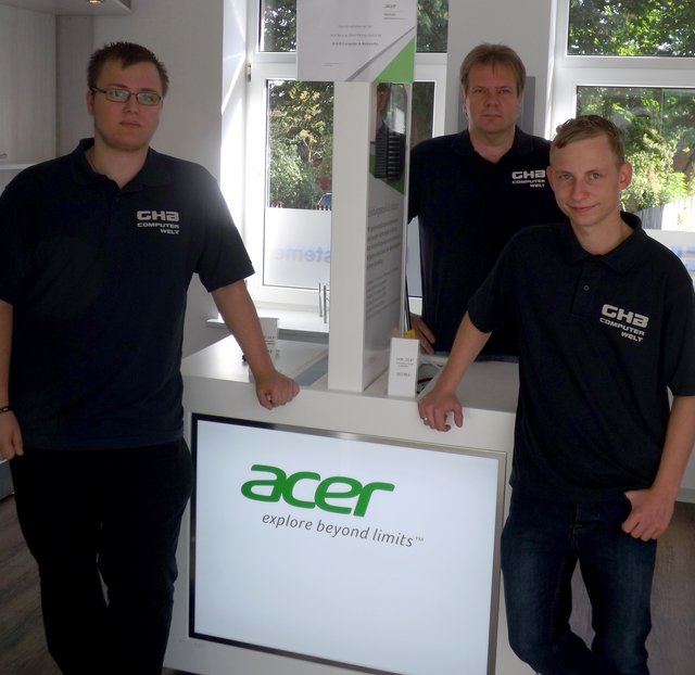 Andreas Hofmann (Mitte) und sein Team von GBH Computerwelt freuen sich auf viele Besucher am Tag der offenen Tür | Foto: T. Benecke