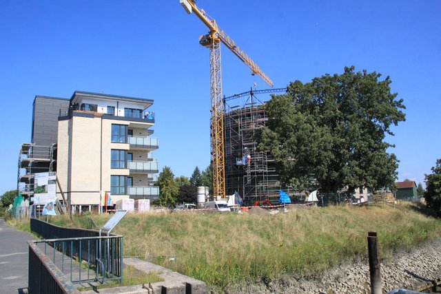 Die Bauarbeiten am Gasometer (re.) dauern noch bis 2015. Bereits im Oktober sind die Nebengebäude bezugsfertig