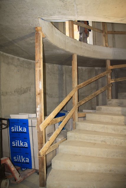 Im Treppenhaus geht es "rund"