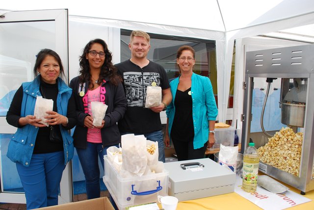 Versorgten die Gäste mit Popcorn (v. li.): Frances Oriola, Melissa Müller, Scheepers und Gülges Müller