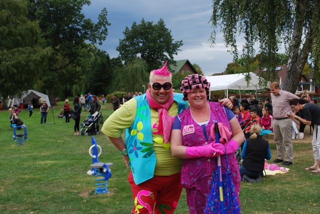 Sven Florijan, "der Kugelblitz von St. Pauli", und Nona, "die Partyputze von Malle" standen für nette Gespräche und Autogrammwünsche zur Verfügung