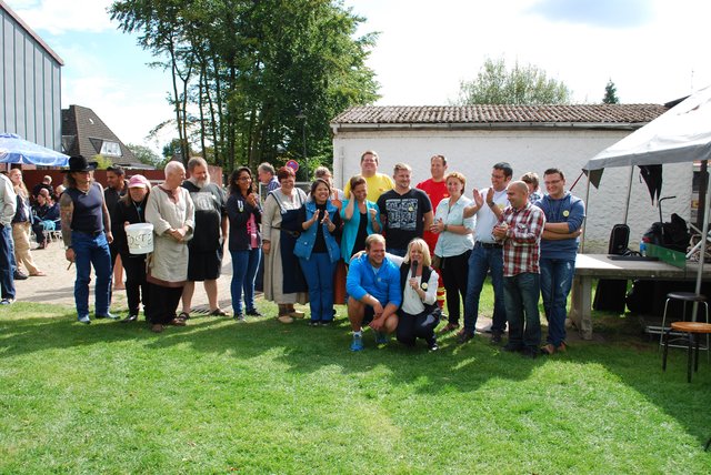 Freibadfördervereinsvorsitzende Jasmin Kramer (vorne re.) stellte alle Organisatoren und Mitstreiter des Sommerfestes vor