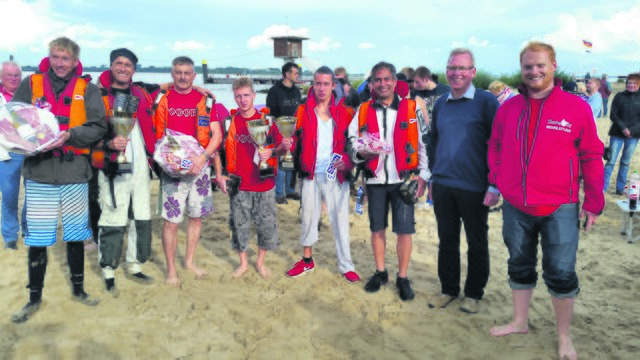 Die Siegerteams mit Hans-Wilhelm Bösch und Kai Martens (re.)