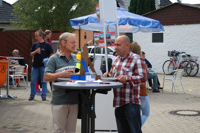 Danny Artelt (re.) vom Freibadförderverein im Gespräch mit Grünen-Ratsherr Waldemar Hindersin