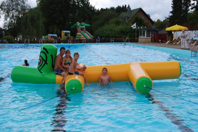 Auf einem großen Schwimmhund hatten die jungen Badegäste ihren Spaß
