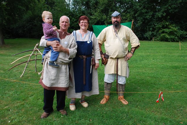 Elke und Wolfgang Müller (li.) hatten den Mittelaltermarkt des Heimatvereins organisiert, hier mit Bahram Pasuki von "Skadis Wachen"