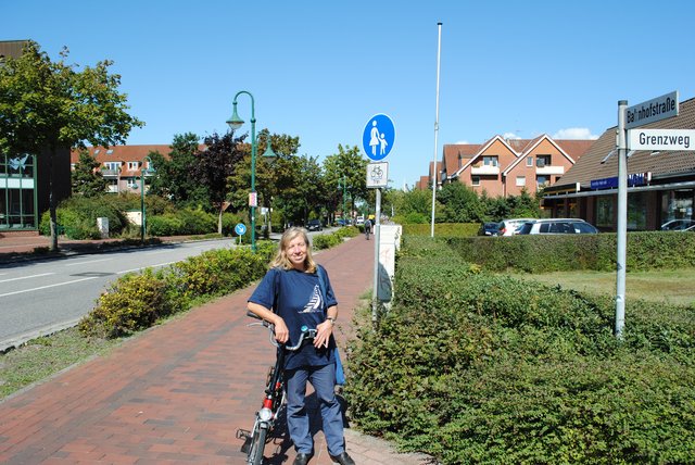 Viele Autofahrer sind anderer Meinung, aber: An der Bahnhofstraße in Neu Wulmstorf gibt es keinen explizit ausgewiesenen Radweg