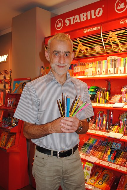 Abteilungsleiter Lothar Kraatz zeigt eine kleine Auswahl unterschiedlicher Bleistifte