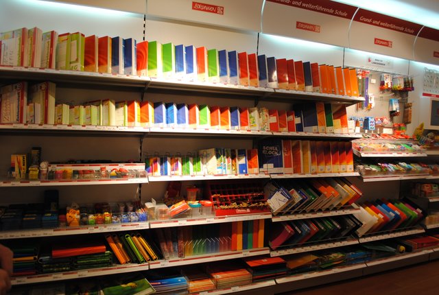 Schulhefte füllen bei Waller eine ganze Regalwand