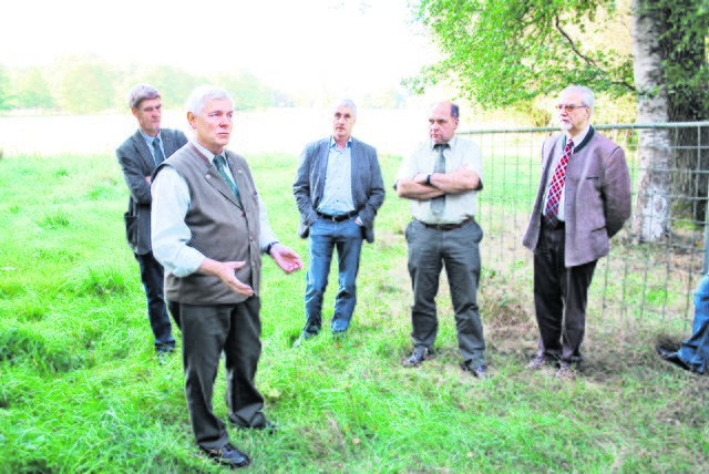 Beim Ortstermin an einer der Flächen, für die ein Grundeigentümer eine Befriedung beantragt hat. Vorne links Kreisjägermeister Norbert Leben und Horst Günter Jagau (2. v. re.), Vorsitzender der Jägerschaft Landkreis Harburg
