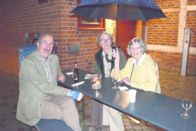 Ihnen machten auch kurze Schauer nichts aus: Giesela Groll (re.) sowie Ute und Gerd Misse genossen die Winsener Schlossnacht auch unter dem Schirm