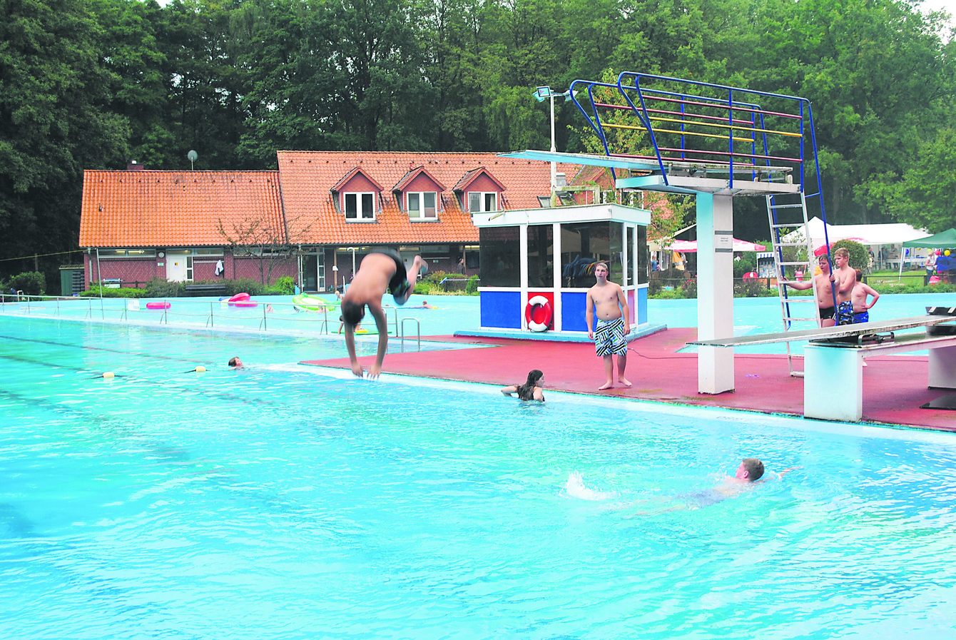 Nach dem Gewitter: Einige verbliebene Schwimmfreunde nutzten die vorerst letzte Gelegenheit zur Erfrischung im Wasser