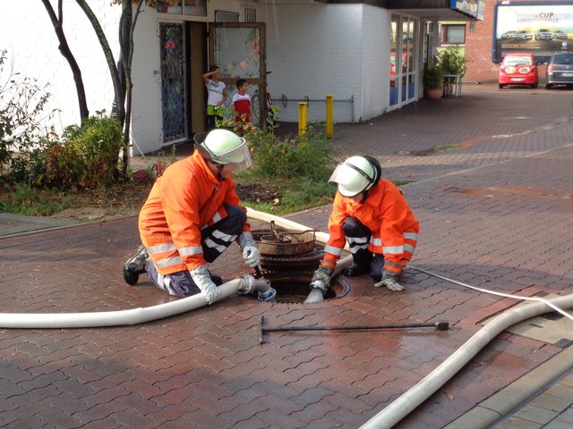 Die Kanalisation konnte die Wassermassen zeitweilig nicht bewältigen | Foto: feuerwehr
