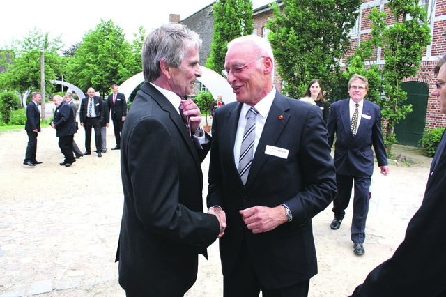 Verstehen sich gut: Joachim Bordt, WOCHENBLATT-Verleger Martin Schrader, beim Empfang "40 Jahre WOCHENBLATT" | Foto: os
