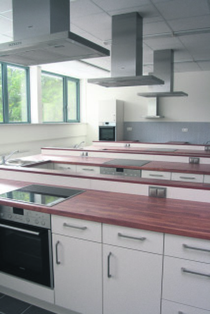 In der neuen, modernen Schulküche lernen die Jungen und Mädchen kochen