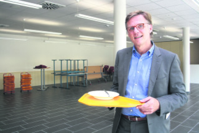 Landkreis-Sprecher Johannes Freudewald steht in der neuen Mensa der Oberschule