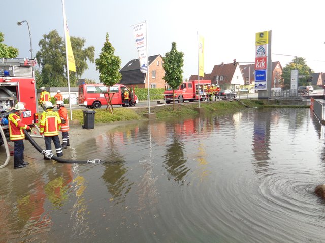 Mit Hochleistungspumpen versuchten die Retter der Katastrophe Herr zu werden | Foto: feuerwehr