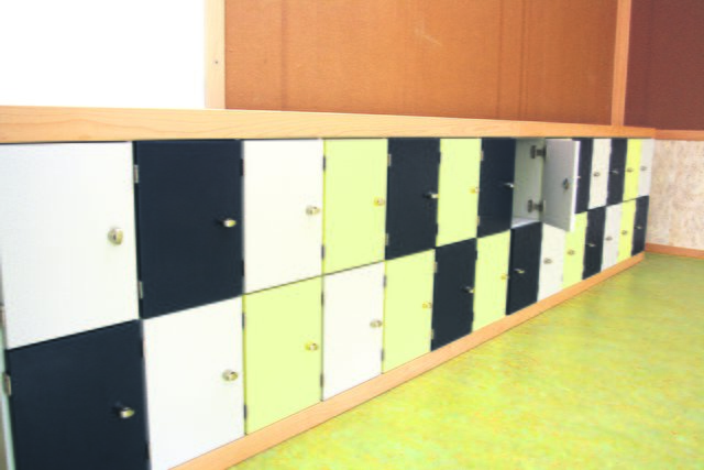In den Klassenräumen steht jedem Schüler ein kostenloses Schließfach zur Verfügung