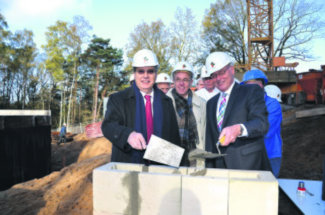 Kein Grundstein ohne den Landrat: Joachim Bordt (re), Buchholz-Bürgermeister Wilfried Geiger und Krankenhaus-Chef Norbert Böttcher | Foto: nf