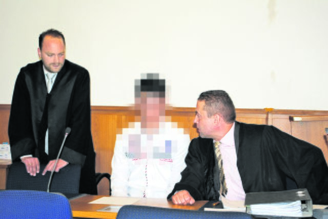 Pascal D. am vergangenen Freitag beim Prozessauftakt in Stade: Im Anschluss verschickten seine Verteidiger Heiko Granzin (re.) und Cornelius Diedrich eine Erklärung: Sein Mandant stelle sich ohne Wenn und Aber der Tat