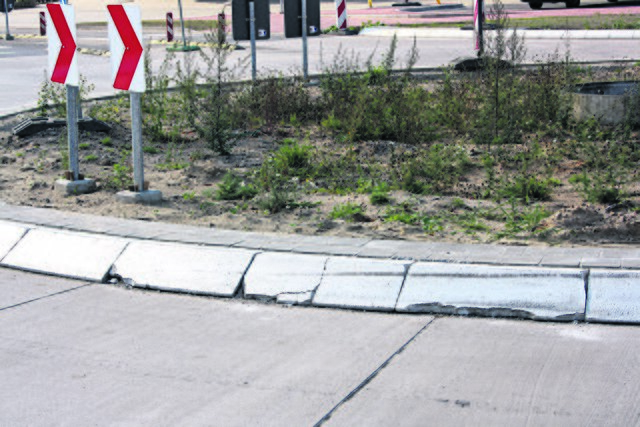 Deutlich zu sehen: Die umfassenden Steine sind rissig und teilweise abgeplatzt