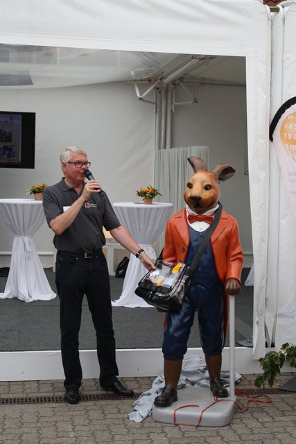 Wahrzeichen von Buxtehude: Thomas Müller-Wegert präsentiert den neuen Hasen in Monteur-Bekleidung und mit Werkzeugtasche