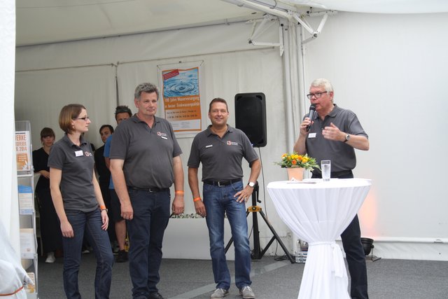 Stadtwerke-Chef Thomas Müller-Wegert (re). dankt dem Organisatorenteam (v. li.): Maren Klug, Detlef Dammann und Stefan Babies