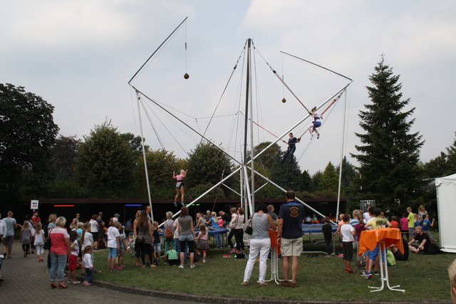Ziel beim Bungee-Trampolin-Springen war, die Fußbälle in der Luft treffen