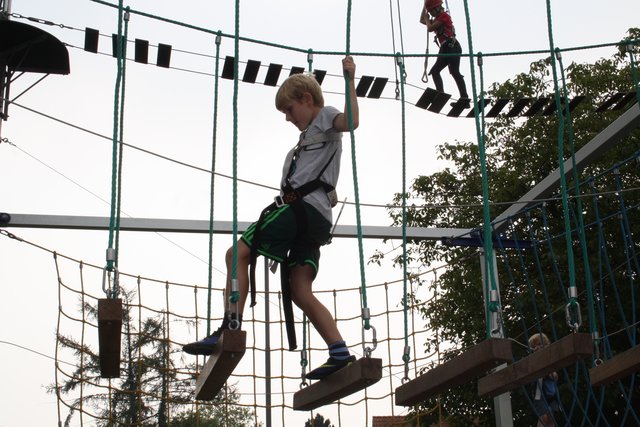 Im Hochseilgarten kletterten Kinder und Erwachsene auf verschiedenen Ebenen
