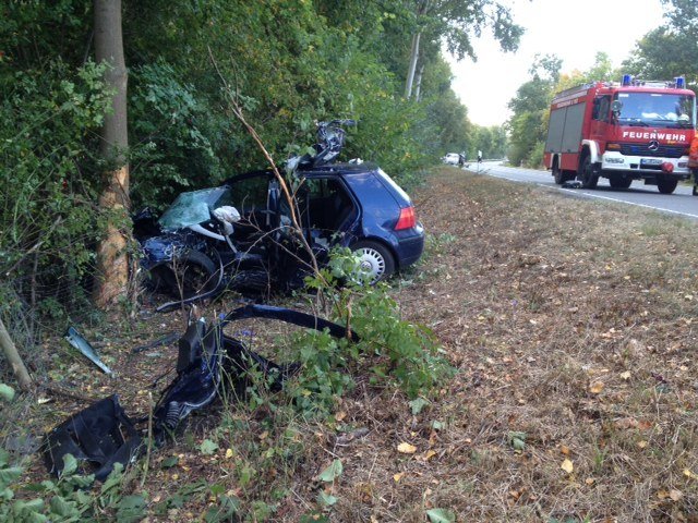 Der Golf wurde bei dem Aufprall völlig zerstört. Der Fahrer hatte keine Chance