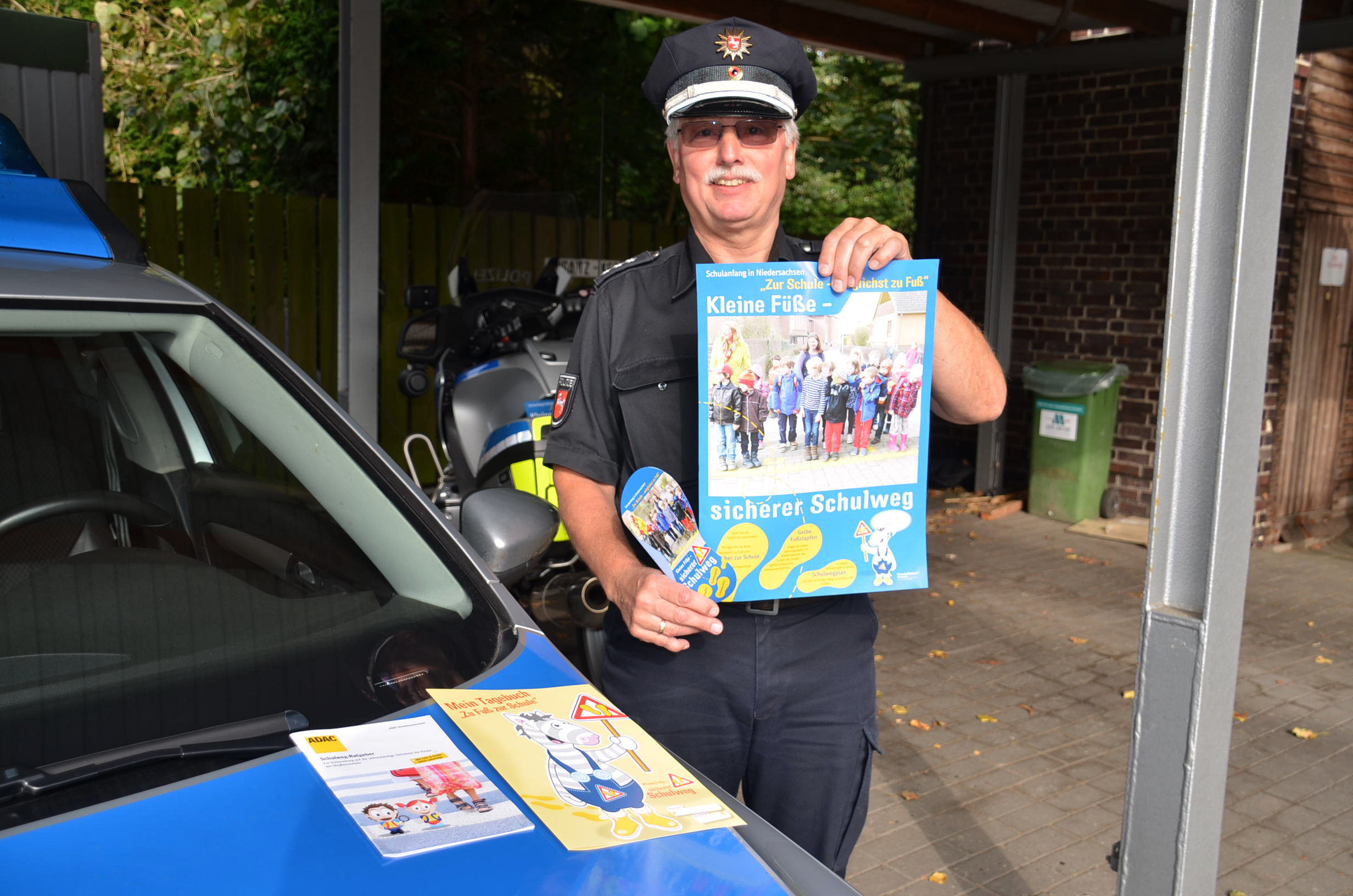 Verkehrssicherheitsberater Wolfgang Cordes präsentiert Info-Material zum Schulanfang