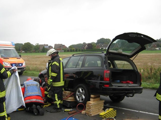 Rettungsarbeiten: Der Biker rutschte unter den Opel | Foto: Polizei