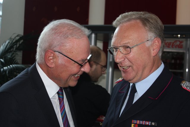 Joachim Bordt (li.) mit Kreisbrandmeister Dieter Reymers