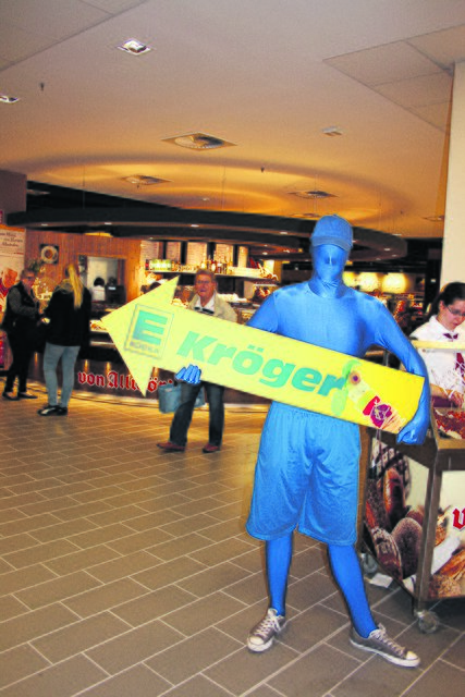 Dieser Geselle im stilechtem Edeka-Blau wies den Weg zum neuen Markt