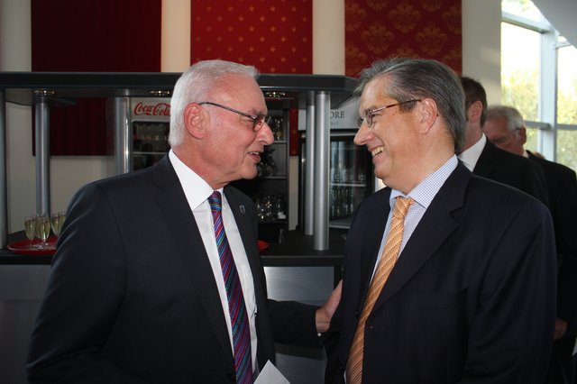Arbeiteten lange zusammen: Joachim Bordt mit Norbert Böttcher, Geschäftsführer der Krankenhäuser Buchholz und Winsen