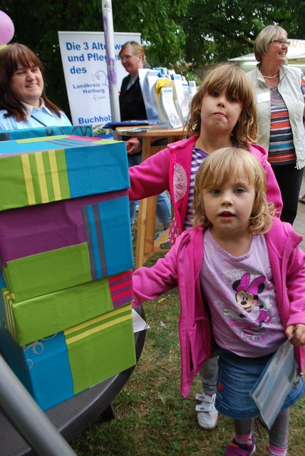 Sophia (7) und Hannah (4) beim Tastspiel am Stand des Arbeitskreises Demenz