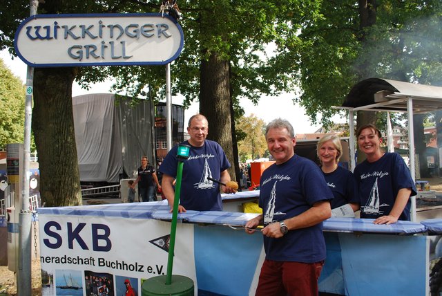 Am Wikinger-Grill der Segelkameradschaft Buchholz (v. li.): Frank Hoffmann, Wolfgang Pein, Dagmar Pein und Anja Hoffmann