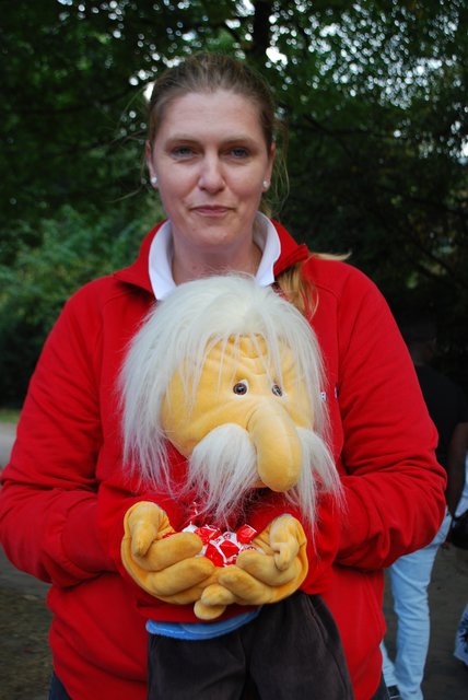 Claudia Minners von den Johannitern, Regionalverband Harburg, und "Johann", das Maskottchen von der Tagespflege, verteilten Bonbons
