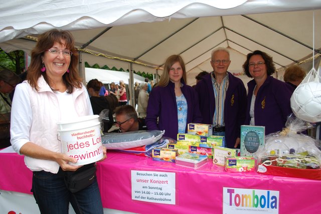 Am Stand des Stadtorchesters Buchholz (v. li.): Ingrid Puttonen, die junge Alt-Saxophonistin Selina (12), Kassenwart Manfred Brandt und Vorsitzende Claudia Meyer