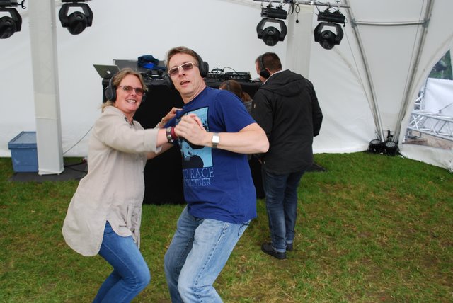 So leise kann Disco sein: Ose und Magnus Trestenberg legten in der "Silent Disco" der Stadtwerke Buchholz eine flotte Sohle auf den Rasen
