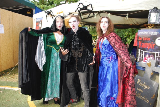 Beim Paraboltheater waren die Vampire los (v. li.): Anne Piwecki, Freddy Biere und Julia Haake
